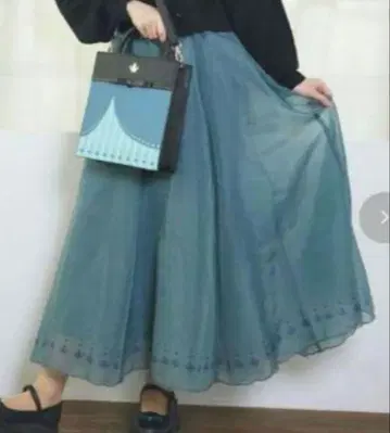 청록색 플레어 스커트 밑단 자수