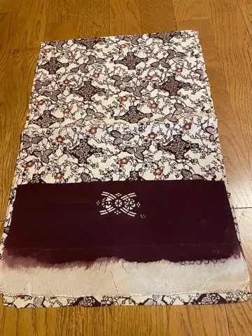 코몬 기모노 꽃무늬 브라운과 빨간색 악센트 끝단 처리