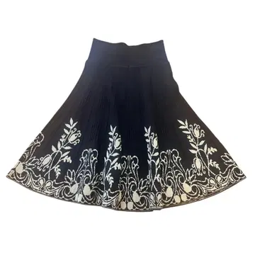 새상품급 니트 스커트 블랙 플레어 밑단에 무늬 허리 밴딩