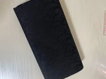 엠보싱 가공 블랙 클러치백