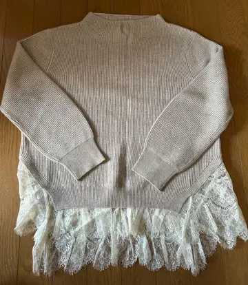 밑단 레이스 장식 베이지 긴팔 니트