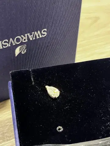 Swarovski 크리스탈 귀걸이 (한쪽만)