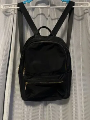 블랙 백팩 지퍼 포함