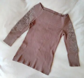 새상품급 마이 스트라다 자수 오프숄더 니트 모카 M 사이즈