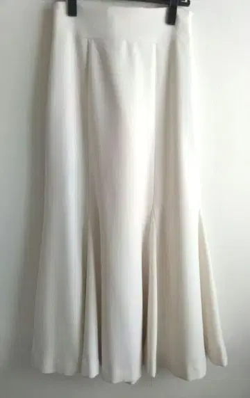 새상품급 VIS 화이트 머메이드 라인 플레어 스커트