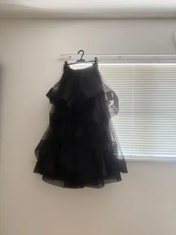 프릴 달린 블랙 샤샤 스커트