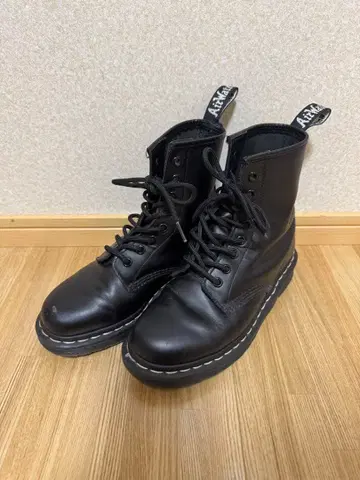 Dr.Martens 8홀 화이트 스티치