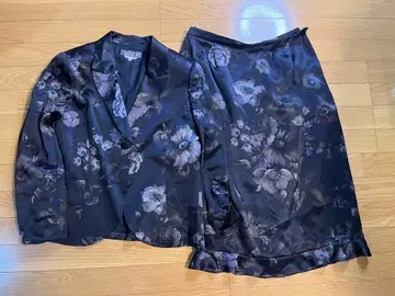 블랙 플라워 무늬 새틴 셋업