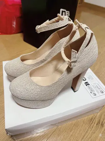 반짝이는 베이지 골드 힐 펌프스