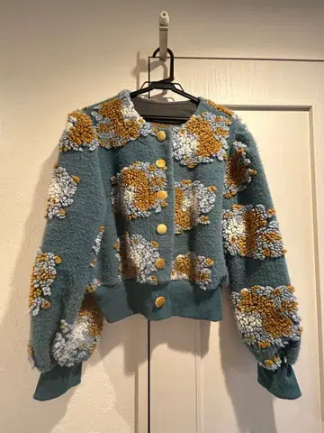 꽃무늬 볼륨감 자켓