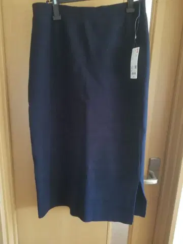 택 포함 새상품 유니클로 스무스 코튼 블렌드 스커트 네이비 XL