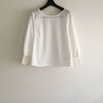 La Totalite 라 토탈리테 레이스 퍼프 블라우스