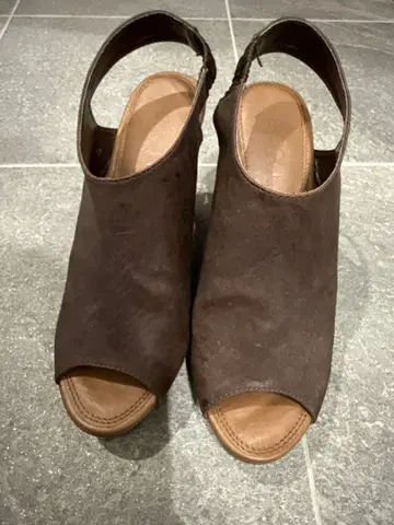 다크 브라운 오픈토 샌들