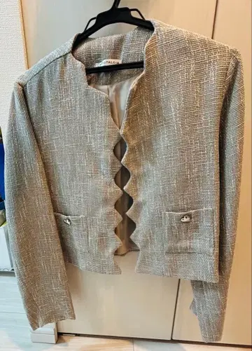 노카라 자켓 베이지 계열 크롭 기장