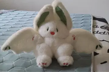 토끼 깃털 달린 봉제 인형