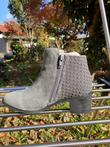 그레이 스웨이드 지퍼 달린 숏부츠