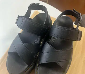 크로스 스트랩 블랙 샌들 닥터마틴