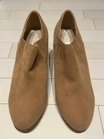 베이지 스웨이드 앵클부츠