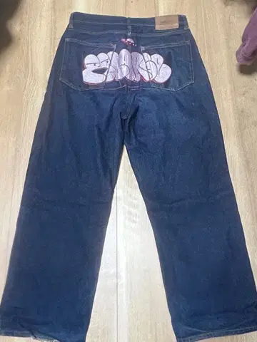 그래피티 자수 다크 블루 데님 팬츠