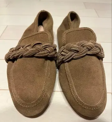 브라운 스웨이드 모카신 뜨개질 디자인