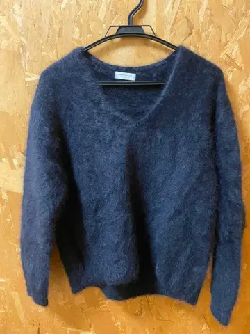 다크 그레이 V넥 스웨터