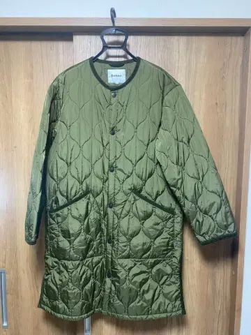 Babour 충전솜 퀼팅 노카라 코트