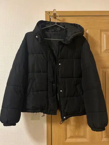 후드 부착 블랙 다운 자켓