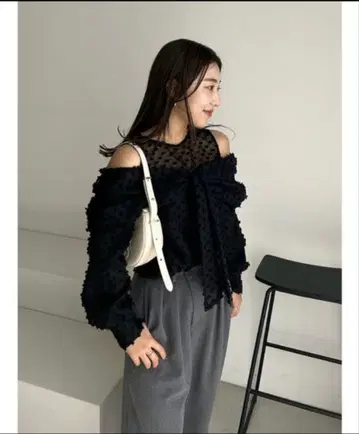 스나이델 프릴 오프숄더 블라우스 블랙