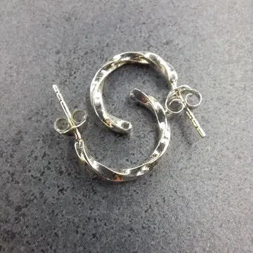 실버 트위스트 디자인 후프 귀걸이