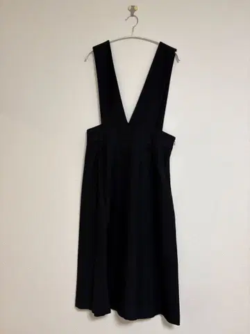 블랙 V넥 플레어 원피스