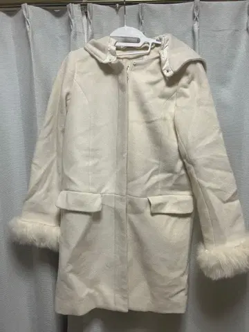 화이트 후드 부착 롱 코트