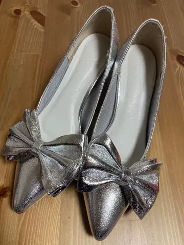 VIVIAN 실버 리본 포함 펌프스 중간 힐