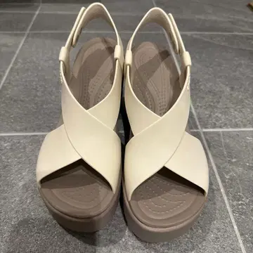 crocs 베이지 크로스 스트랩 웨지 샌들