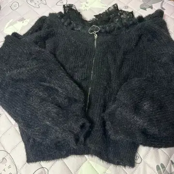 레이스 포함 블랙 니트 스웨터