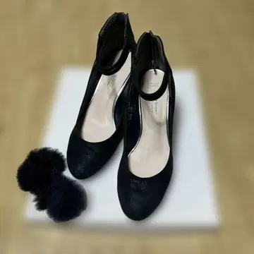 퍼 달린 네이비 스웨이드 스트랩 펌프스