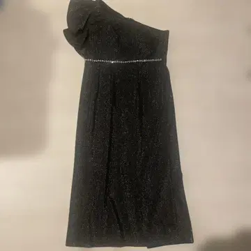 비쥬 장식 원숄더 블랙 롱 드레스