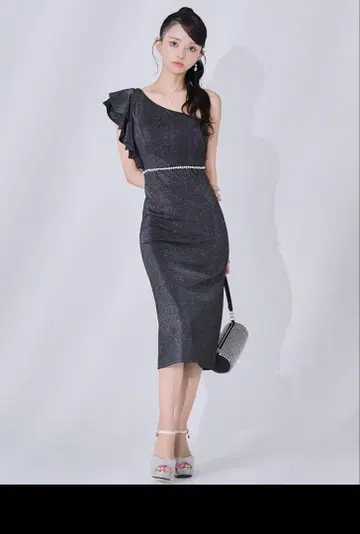 비쥬 장식 원숄더 블랙 롱 드레스