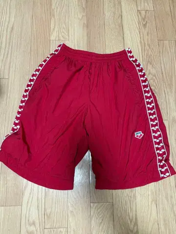 아레나 숏팬츠 빨간색