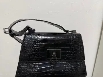 GUESS 크로커다일 패턴 핸드백