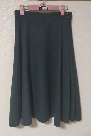 내추럴 뷰티 베이직의 그린 울 플리츠 플레어 스커트