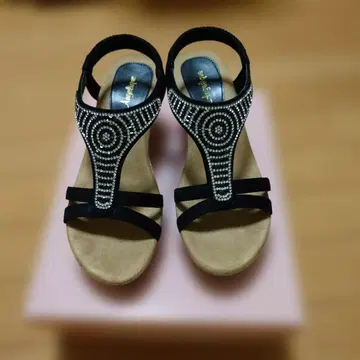 비즈 장식 블랙 샌들