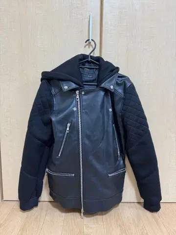 ZARA 블랙 레더 재킷 후드 부착 (후드 탈착 가능)