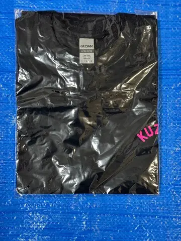 KUZIRA LOGO TEE black x pink
