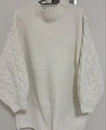 화이트 케이블 니트 슬리브 스웨터