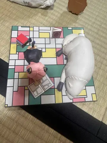 여자아이와 북극곰 피규어