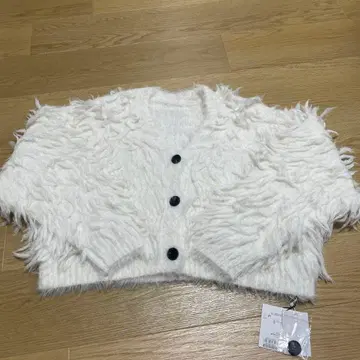 택 포함 새상품 카프리슈 레마쥬 프린지 V 가디건