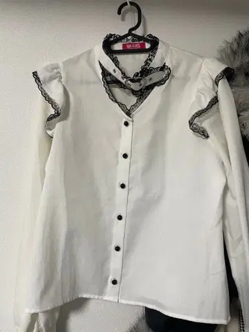 MA*RS 레이스 포함 화이트 셔츠와 프릴 블랙 셔츠 세트