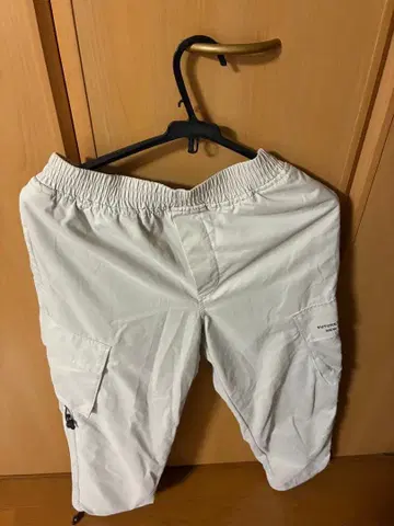 화이트 카고 팬츠 복수 포켓