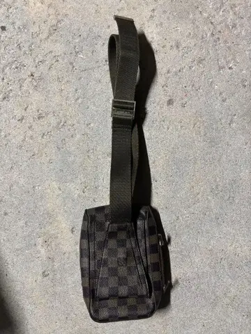 다미에 그래피트 숄더백