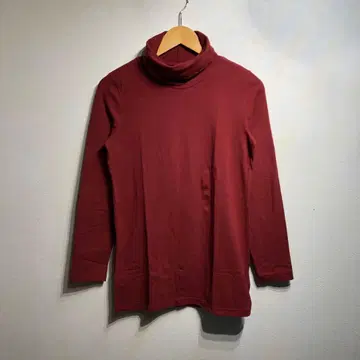 빨간색 터틀넥 긴팔 상의